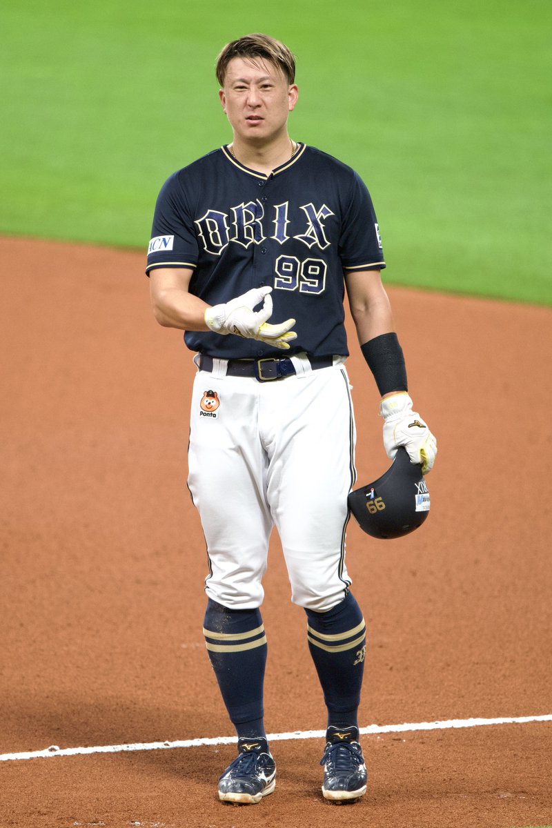 galbo52's tweet photo. ラオウさん、デットボール物凄く痛かったろうにファイターズベンチに向かって「痛かったからお金ちょうだい」ってやって笑わせていて素敵な人すぎる😢

#杉本裕太郎 選手 https://t.co/ZKdPRF6SPl