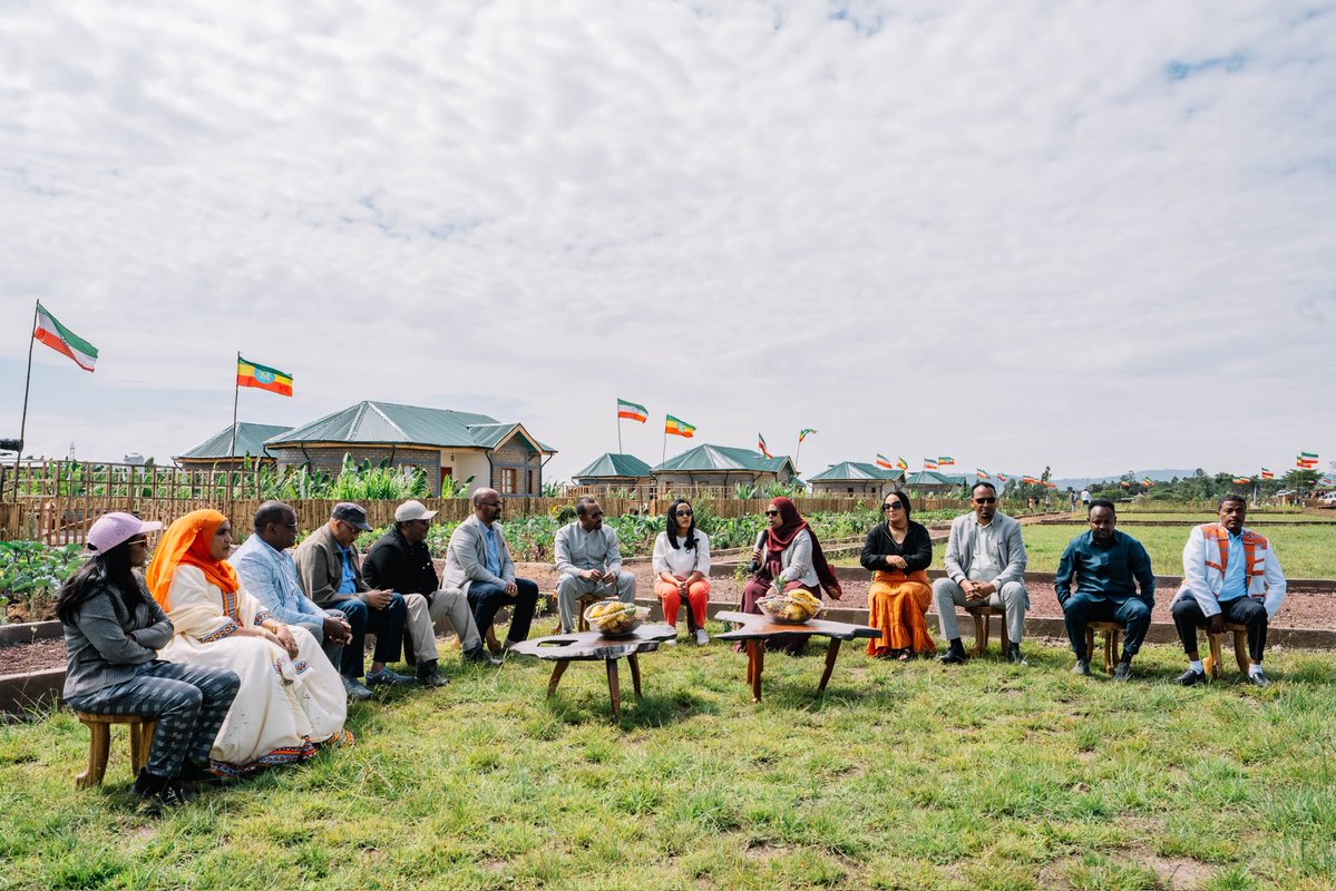 BikiltuMosisa1's tweet image. One of the key duties of government is improving citizens’ living standards. In 🇪🇹 , the government is transforming rural life in Halaba, Kambata, Hadiya &amp;amp; Silte through modern infrastructure, equitable growth, and community-led prosperity. #RuralDevelopment #EthiopianVillage