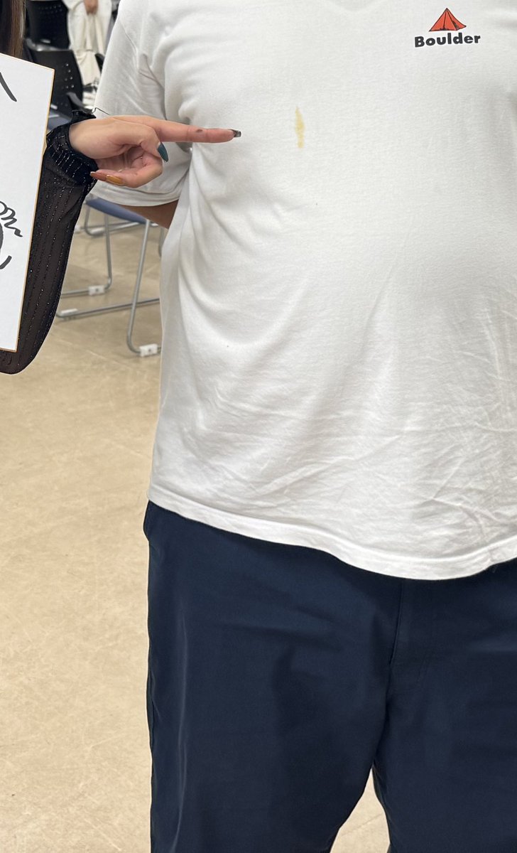 学祭のケバブを食べて出来たシミを指さしてのめいてよさんとの写真ですこれは