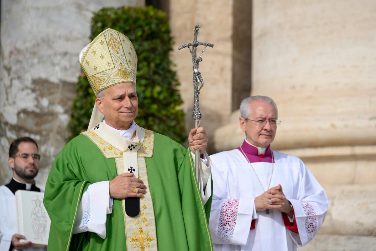 vaticannews_it's tweet photo. Nell’omelia della Messa per il #Giubileo della spiritualità mariana, il Papa esorta a spogliarsi di titoli e "medaglie" per riscoprire così quella che Papa Francesco definiva la “rivoluzione della tenerezza".
#VaticanNewsIT

Leggi qui ⬇️
https://t.co/4ytUFdtFZc https://t.co/qIP3A1Uxqe