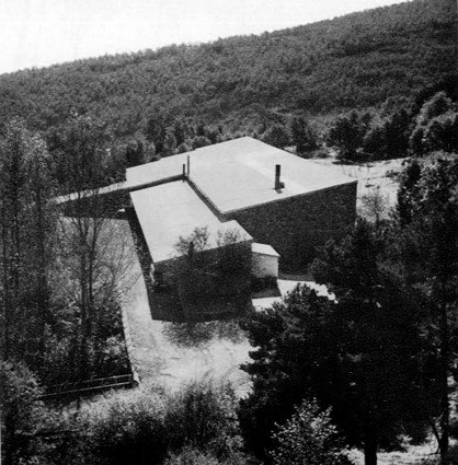 TRES60Blog's tweet image. Residencia infantil La Cristalera, realizada por Alejandro de la Sota en colaboración con José Antonio Corrales y Ramón Vázquez Molezún entre 1957 y 1959, en la Sierra de Miraflores (Madrid).
#AlejandrodelaSota #CorralesyMolezun #arquitecturamoderna