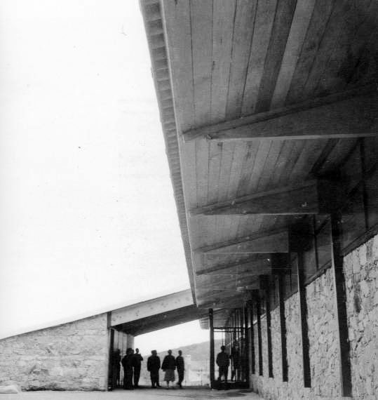 TRES60Blog's tweet image. Residencia infantil La Cristalera, realizada por Alejandro de la Sota en colaboración con José Antonio Corrales y Ramón Vázquez Molezún entre 1957 y 1959, en la Sierra de Miraflores (Madrid).
#AlejandrodelaSota #CorralesyMolezun #arquitecturamoderna