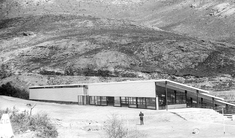 TRES60Blog's tweet image. Residencia infantil La Cristalera, realizada por Alejandro de la Sota en colaboración con José Antonio Corrales y Ramón Vázquez Molezún entre 1957 y 1959, en la Sierra de Miraflores (Madrid).
#AlejandrodelaSota #CorralesyMolezun #arquitecturamoderna