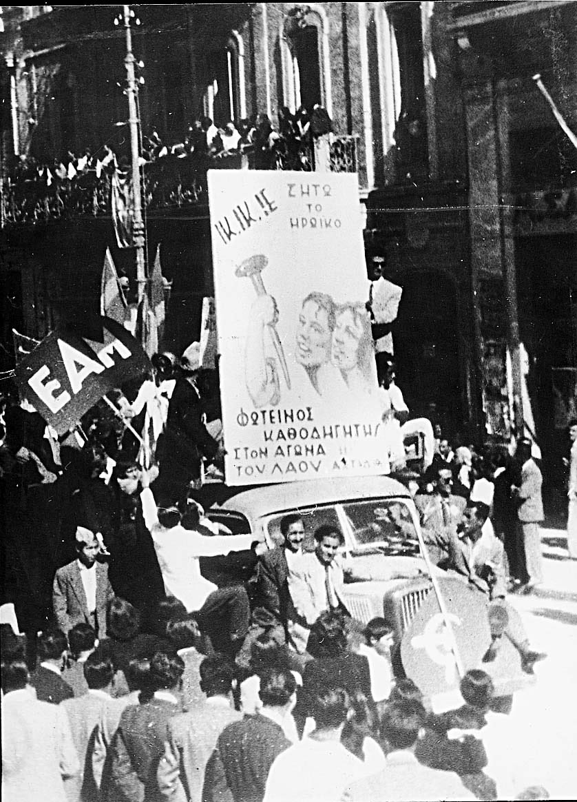 📌Πριν 81 χρόνια, σαν σήμερα, στις 12 Οκτώβρη 1944, στις 9.45, μαχητές του ΕΛΑΣ κατέβασαν από την Ακρόπολη τη ναζιστική σημαία.Στα κτίρια του κέντρου άρχισαν να εμφανίζονται τεράστια πανό του ΚΚΕ και του ΕΑΜ.
Η απελευθέρωση της Αθήνας ήταν γεγονός! 

🔴Ηταν η κατάληξη μιας