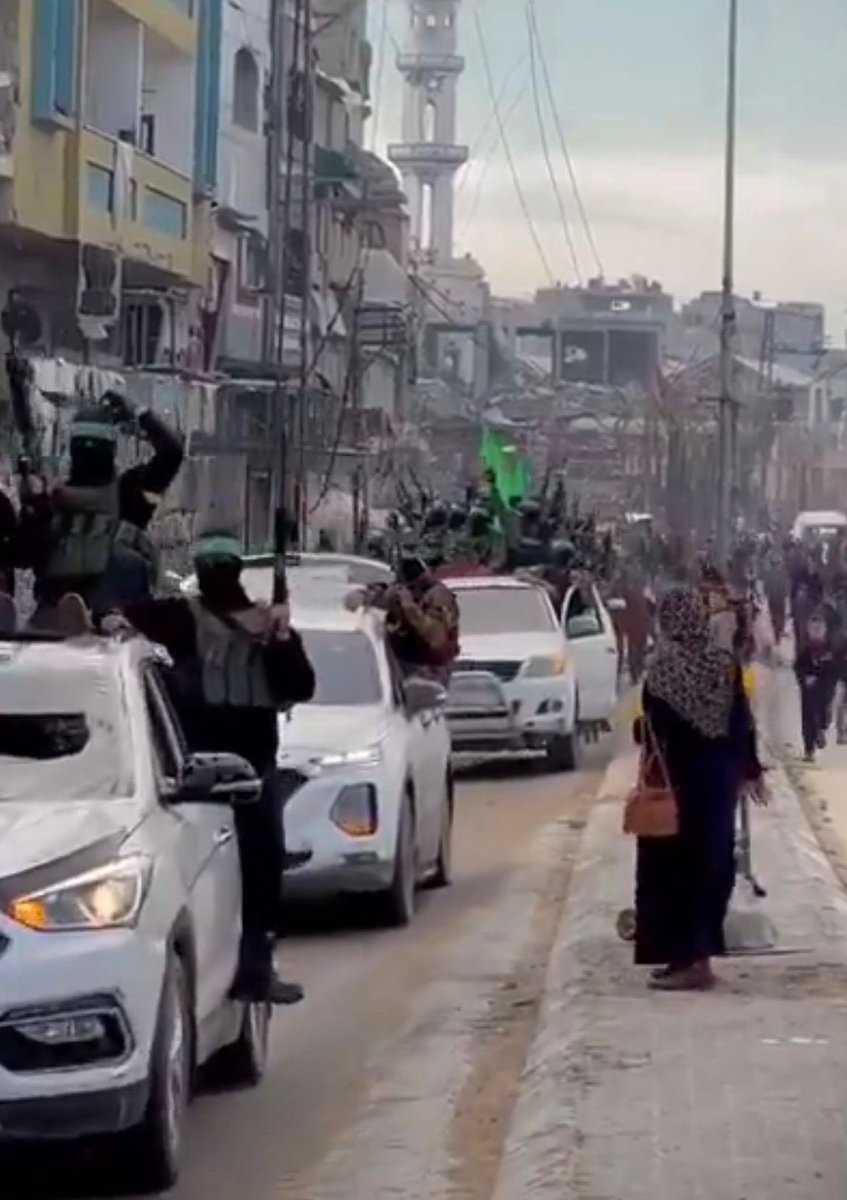 Hamás es el único ejército del mundo que viste ropa civil durante la guerra  y se pone uniformes durante los ceses del fuego., image size:847x1200