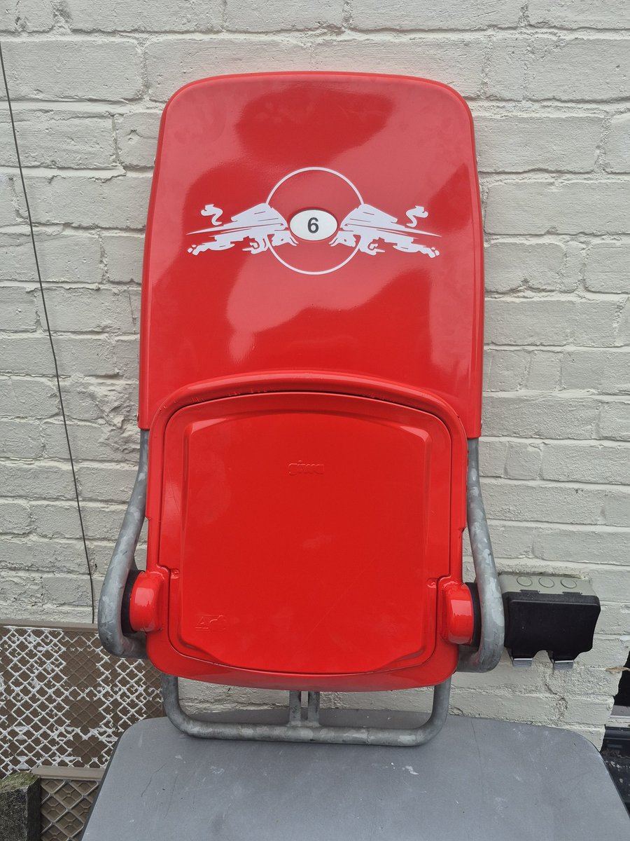 daveharmoniser1's tweet image. Alle freuen sich schon auf den geheimen Sitzplatz in der Arena. Für das HSV-Spiel. Aber macht euch keine Sorgen 😟 Denn der besondere (geheime) Sitzplatz ist in Großbritannien. Dave hat ihn in seinem Garten 😂 Und unter meinem steht eine Kiste mit URI.