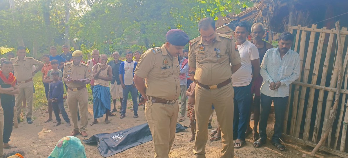 कौशाम्बी।महेवाघाट थाना क्षेत्र के अलवारा गांव मे एक व्यक्ति का शव मिला।घटनास्थल का फोरेंसिक जांच टीम ने निरीक्षण किया।मौके पर क्षेत्राधिकारी कौशाम्बी जे.पी पाण्डेय व थानाध्यक्ष प्रभूनाथ सिंह भी मौजूद रहे।शव को कब्जे मे लेकर पोस्टमार्टम के लिए भेजा गया <a href="/Uppolice/">UP POLICE</a> <a href="/kaushambipolice/">KAUSHAMBI POLICE</a>