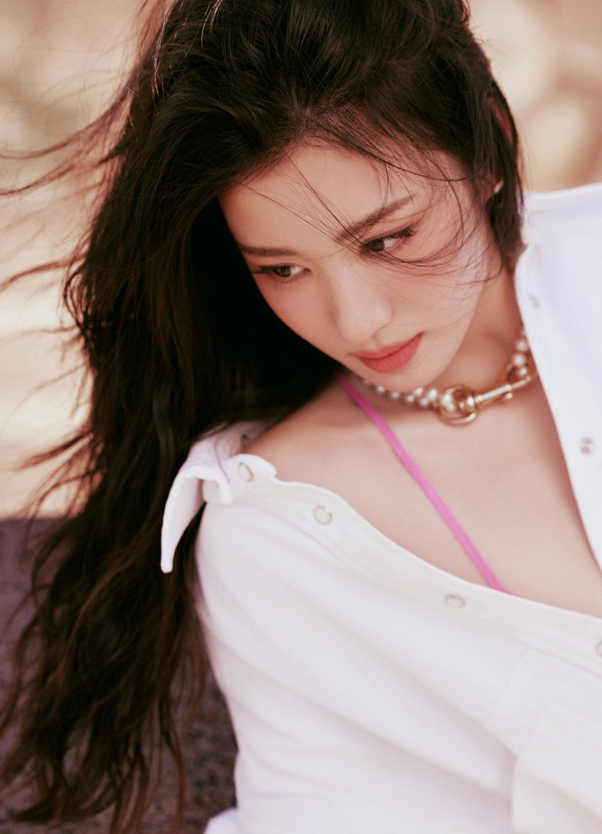 — I'm the kind of girl who seems to exist somewhere between reality and a dream too soft for the world, too beautiful to be ordinary, like I was made to live in my own fairytale. ౨ৎ