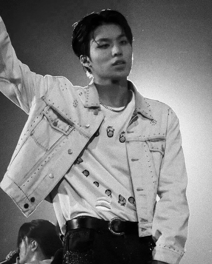PICSPJW's tweet photo. rockstar jeongwoo 🎸 #박정우 https://t.co/Ty93G0AC65