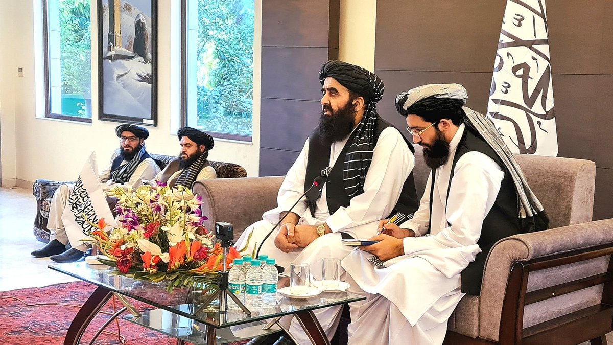 rajaasim313's tweet image. افغان وزیر خارجہ نئی دہلی میں بیٹھ کر پریس کانفرنس کررہا ہے 

انڈیا افغانستان کو استعمال کررہا ہے افغانی نمک حرام فورا کندھا دینے کے لیے تیار 

یہ نمک حرام قوم کی اصلیت ہے یہ پاکستان کے دشمن ہیں
اب ان کو آہنی ہاتھوں سے نمٹا جائے