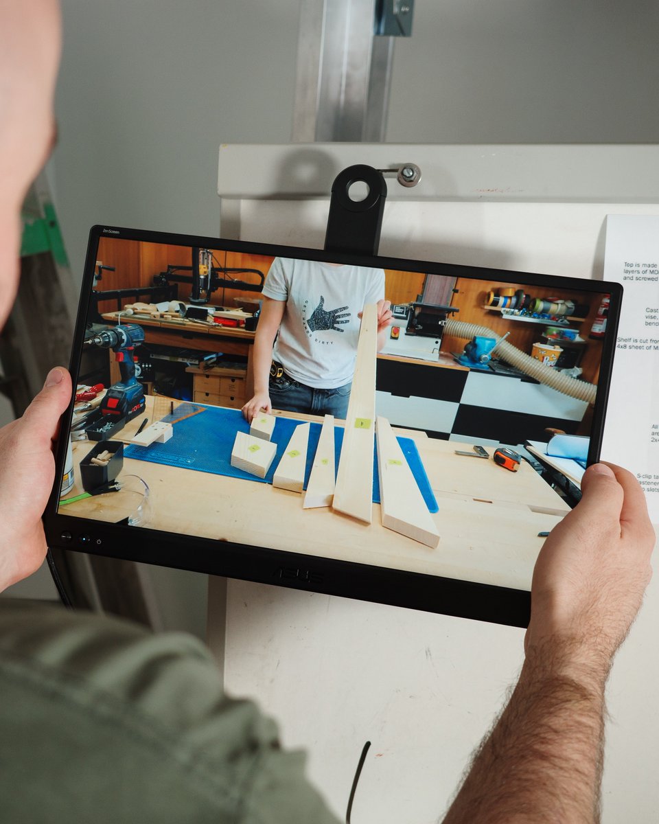 ASUS_Saudia's tweet photo. 🌲🪛☕ برّا؟ الورشة؟ الكافيه؟
🖥️ #ASUS #ZenScreen هي محطة العمل المحمولة معك وين ما تروح:
✅ خفيفة جدًا بوزن 0.78 كجم
✅ متينة ومعها ضمان 3 سنين
✅ قاعدة 360° للراحة القصوى
محطتك المحمولة المثالية! 👈 https://t.co/LB8AyOrlEw https://t.co/dr1BL2takY