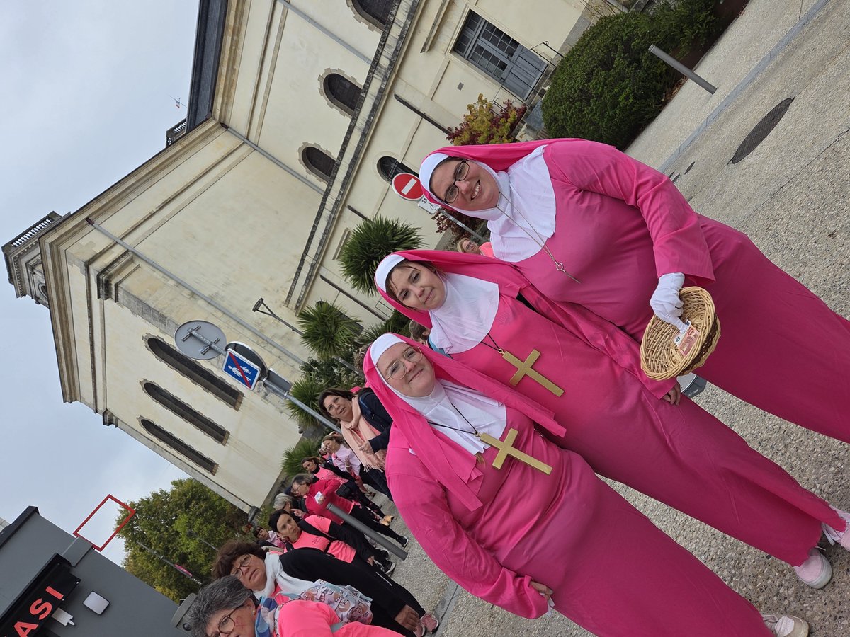 De bien curieuses soeurs juste devant une église...
#OctobreRose