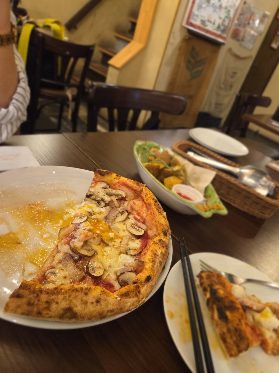 TFishing4's tweet photo. たくさん食べるべし!!!🍕 https://t.co/11zeAGApAm