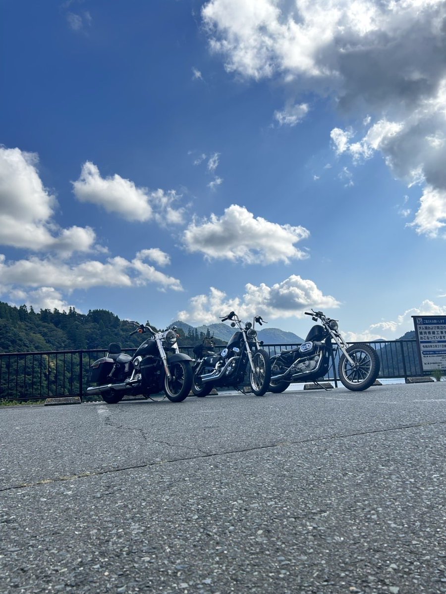 yu02ki08's tweet photo. 久しぶりにいとこ3人でツーリング！
3人とも長男でHarley-Davidson！！
めっちゃ楽しかった！！ https://t.co/TFu1AyNrye
