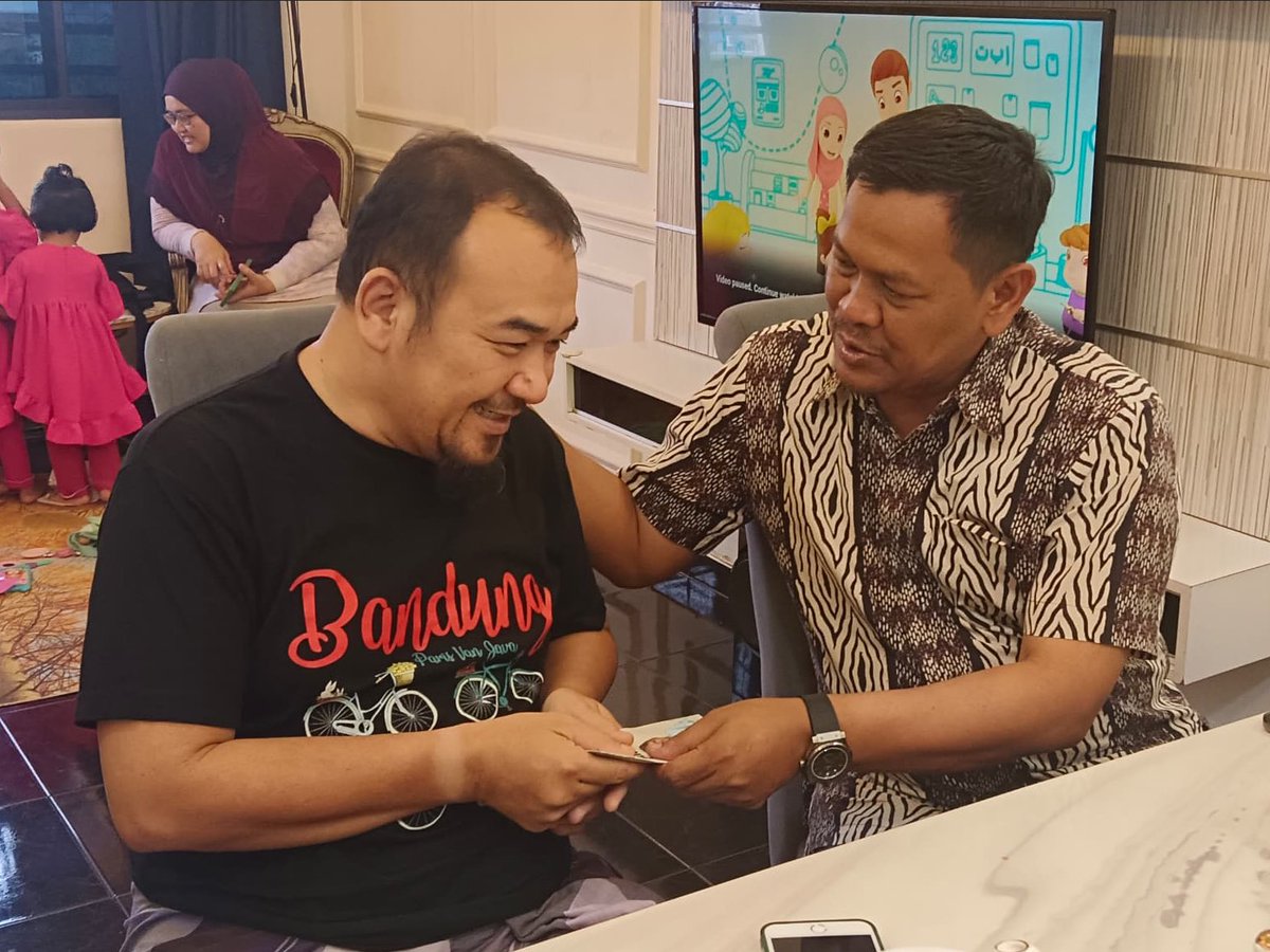 Tn. Izhar Yusof, Setiausaha Politik kepada Menteri Komunikasi, menziarahi Saudara Badrul Hafiz Bin Baharuddin petang tadi bagi menyampaikan sumbangan daripada Pejabat Ahli Parlimen Lembah Pantai.