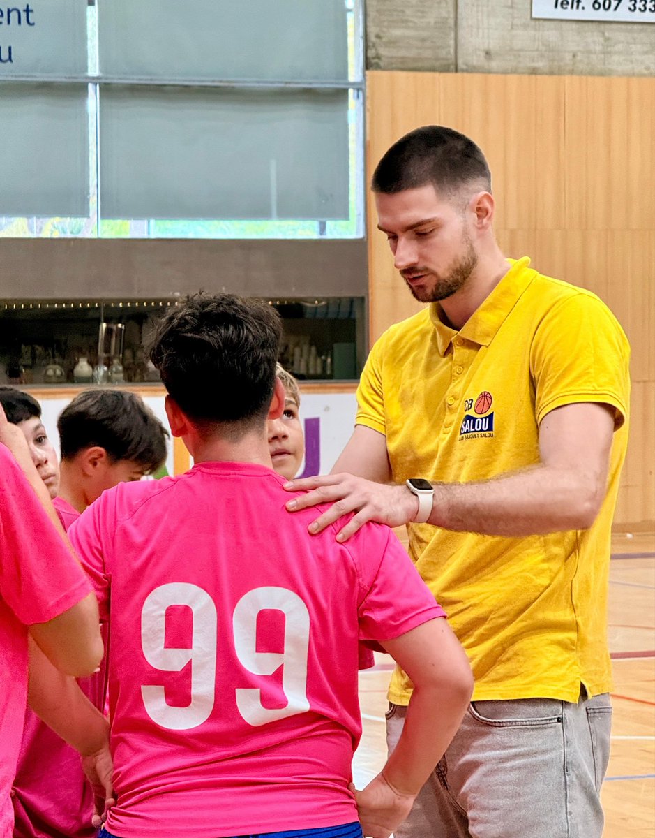 Una mirada que 𝗜𝗡𝗦𝗣𝗜𝗥𝗔 💛

Avui, que aquesta 𝗣𝗔𝗦𝗦𝗜𝗢́ s’ompli al 𝗣𝗔𝗩𝗘𝗟𝗟𝗢́! 🏀💙 

#JuntsFentHistòria