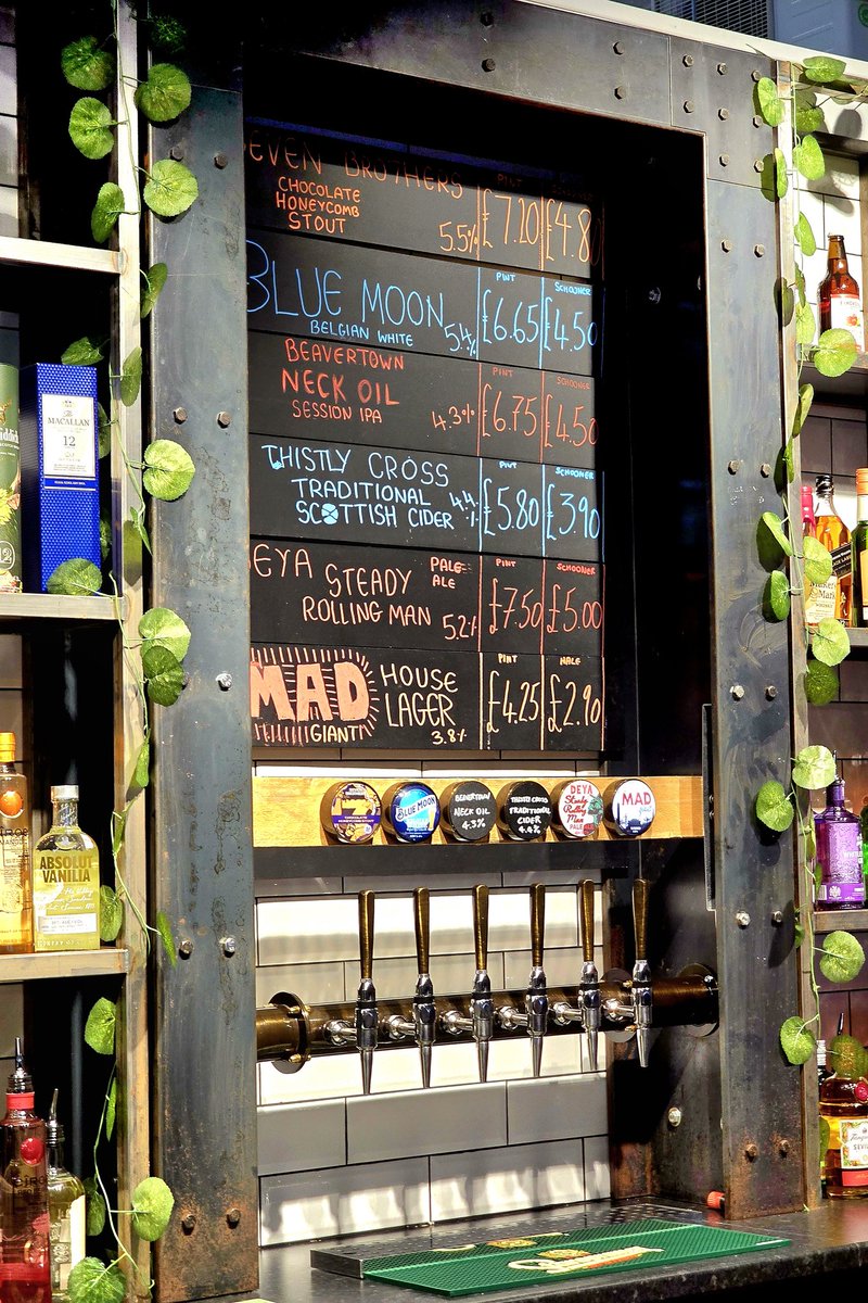 A trip to #Preston's new food court Mad Giant located inside the Animate. 

2/3s of Steady Rolling Man sampled alongside Gyros from the 'Eat Like A Greek' vendor. 

Not bad cha. #abeerinpreston