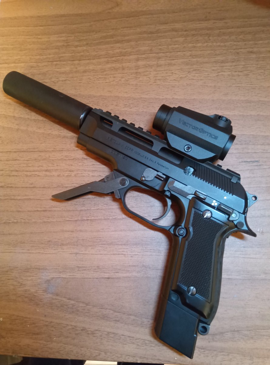 本日タケウチフィールドにて、ガンスミスY様よりカスタム済みを格安にてお譲り頂きました😁
バリバリ使い倒しますよ🔫

試しにサプ、サイト装着
良き☺️