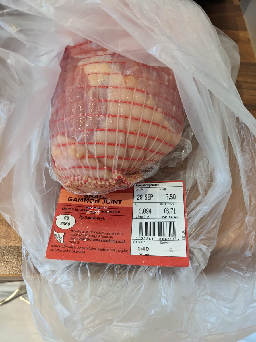 EvilRobotMe's tweet photo. @sainsburys we had a delivery on Thursday and we've just noticed we were delivered a gammon joint with a use by date of 29th September. https://t.co/y3iOORLtfC