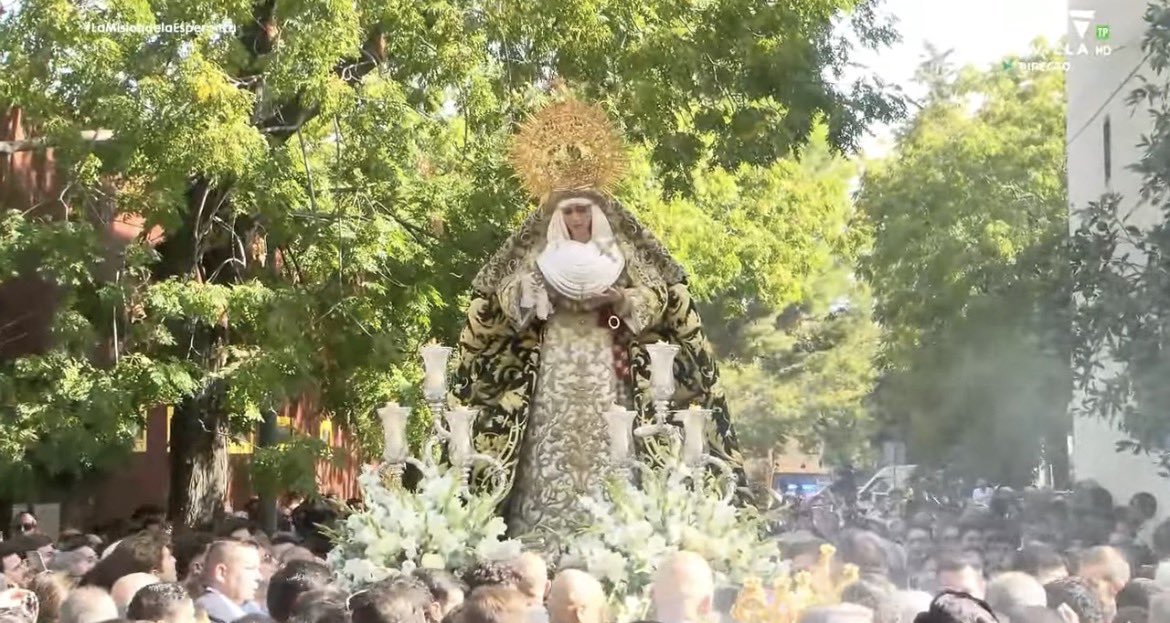 🟢 EN DIRECTO • <a href="/PTV_Sevilla/">PTV Sevilla</a> te lleva el Rosario Matutino de la Virgen de la Esperanza de <a href="/EspDeTriana/">Esperanza de Triana</a> por las calles del Polígono Sur. La imagen avanza buscando ya Juan de Mairena. 

<a href="/BMLasCigarreras/">BM Las Cigarreras</a> 

youtube.com/live/JYveaxF9C…