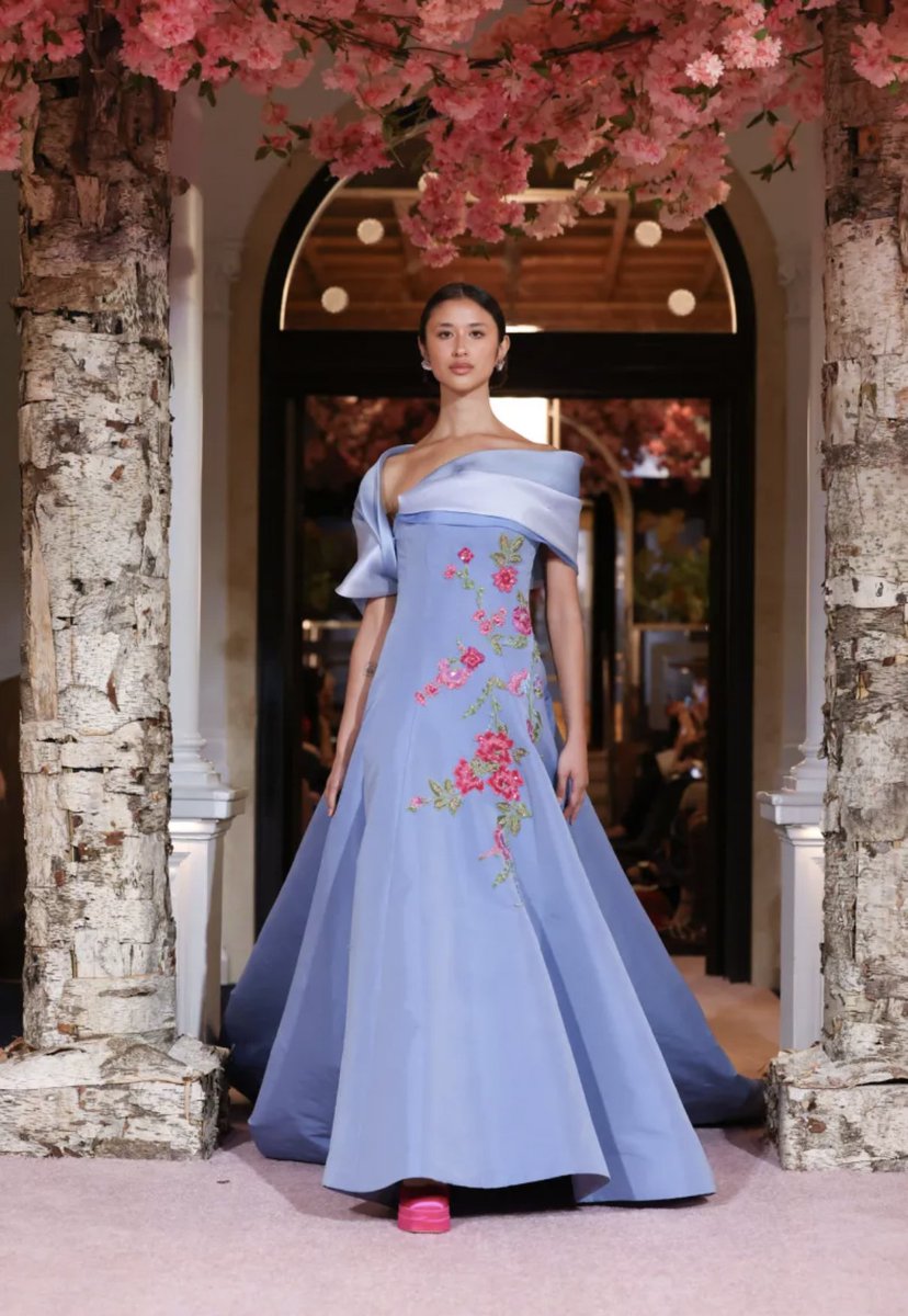 MadameGilflurt's tweet photo. This #frockingfabulous #Nardos gown from Spring 2025 is a whole garden mood! https://t.co/lY6ksOWsR1