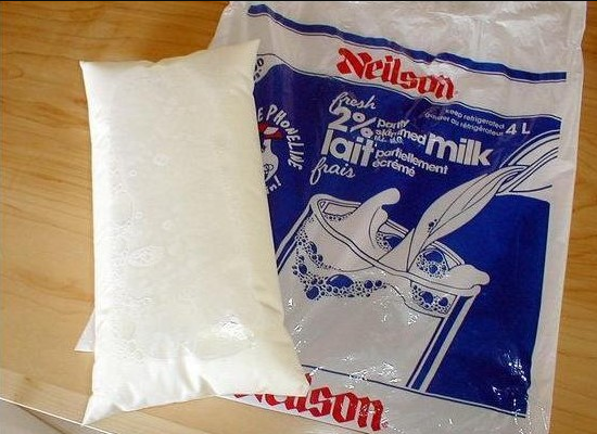 이건 캐나다이긴 한데 얘들 우유는 또 비닐에 넣어서 팔아요.