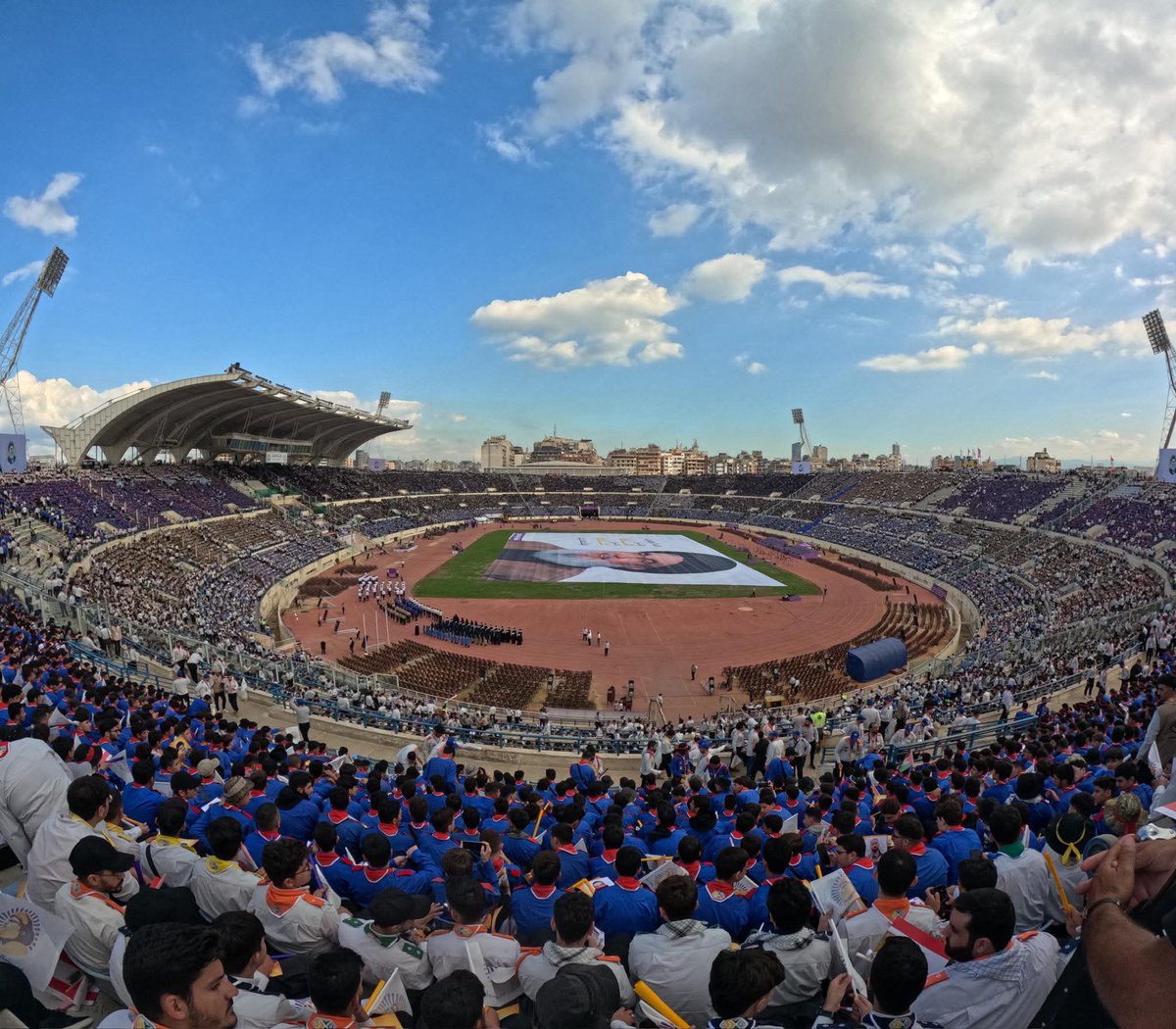 أصحابك السبعون في أرض الطفوف
قد أصبحوا سبعين لكن من ألوف

وحفيدك المهديّ قد لبّت له
أجيال نصر الله لا تخشى الحتوف
#أجيال_السيد