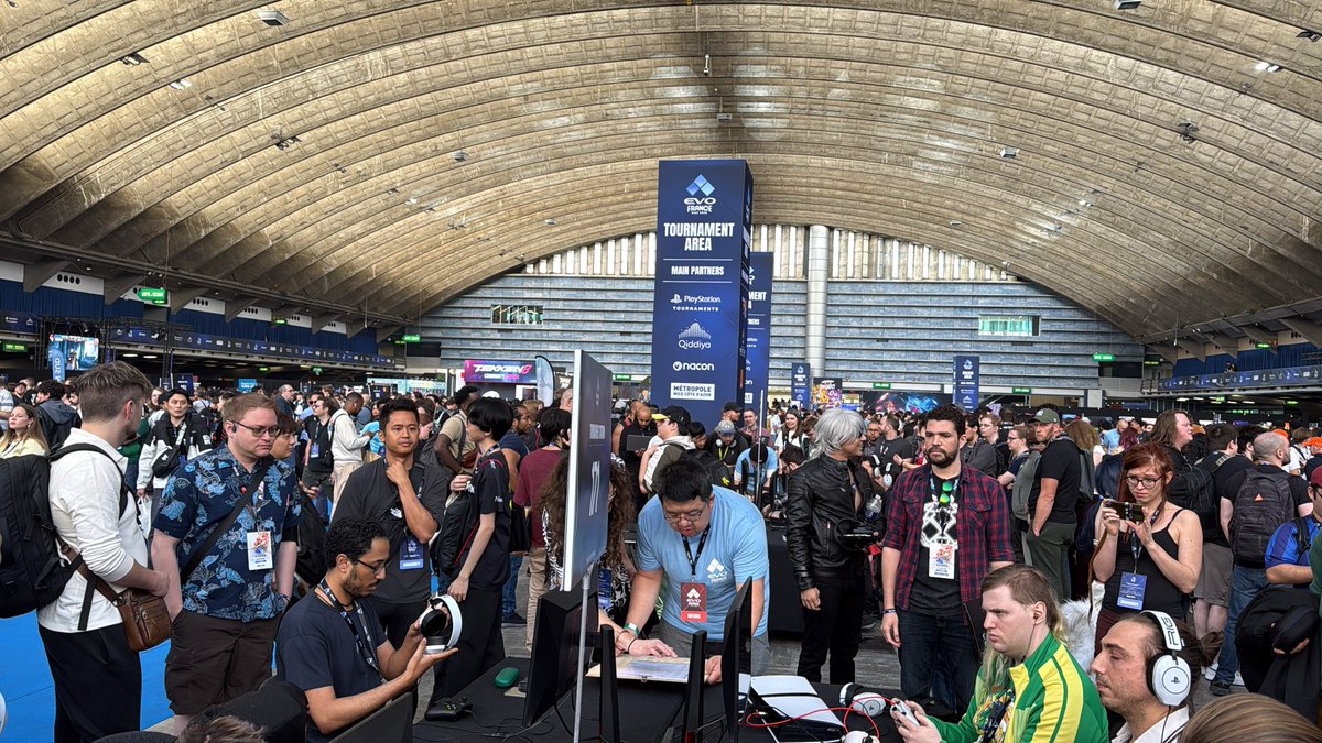 Evo France got 65th place. This tournament didn't go as well as expected, but I'm really happy that so many people came up to me for photos and autographs, even though my results this year haven't been particularly great.

Also, having dinner with the Falcons team was a blast.