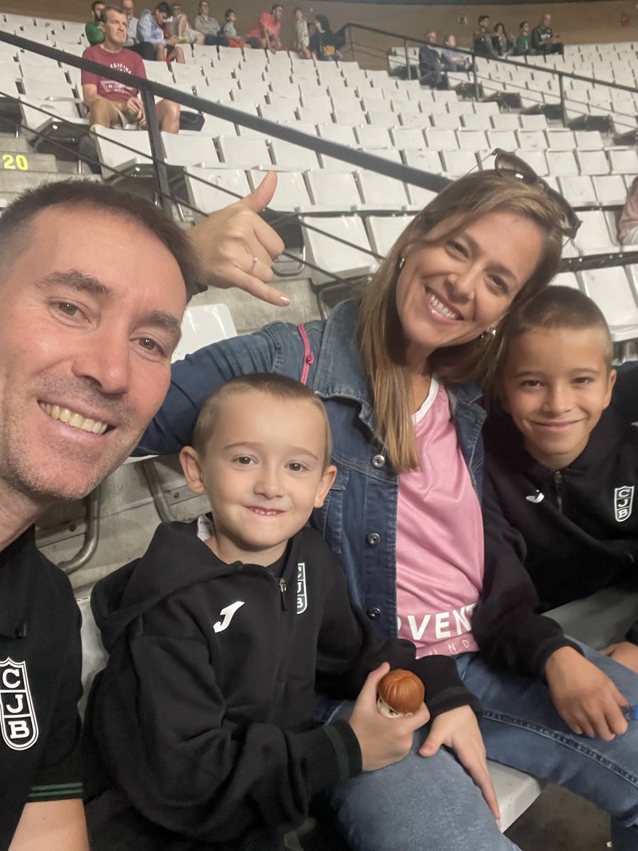 albertassens's tweet photo. Avui @Penya1930 en familia! 💚🖤 #OlimpicVerdiNegre https://t.co/K3aZfqGOlL