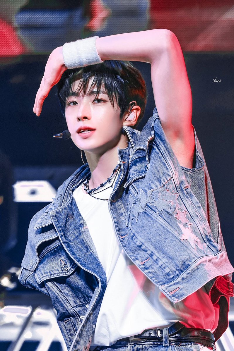 srozmg's tweet photo. 이남자 어깨가 왜이래 https://t.co/RE7zOQD46N