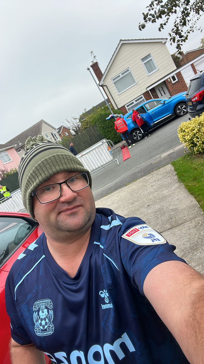 ArrenWoodward's tweet image. Watching the village 5k from the finish line which is literally outside my house!! Stuck here for a couple of hours but wearing a Cov shirt as I’ve seen numerous Ipswich shirts go past 🩵😁 #pusb