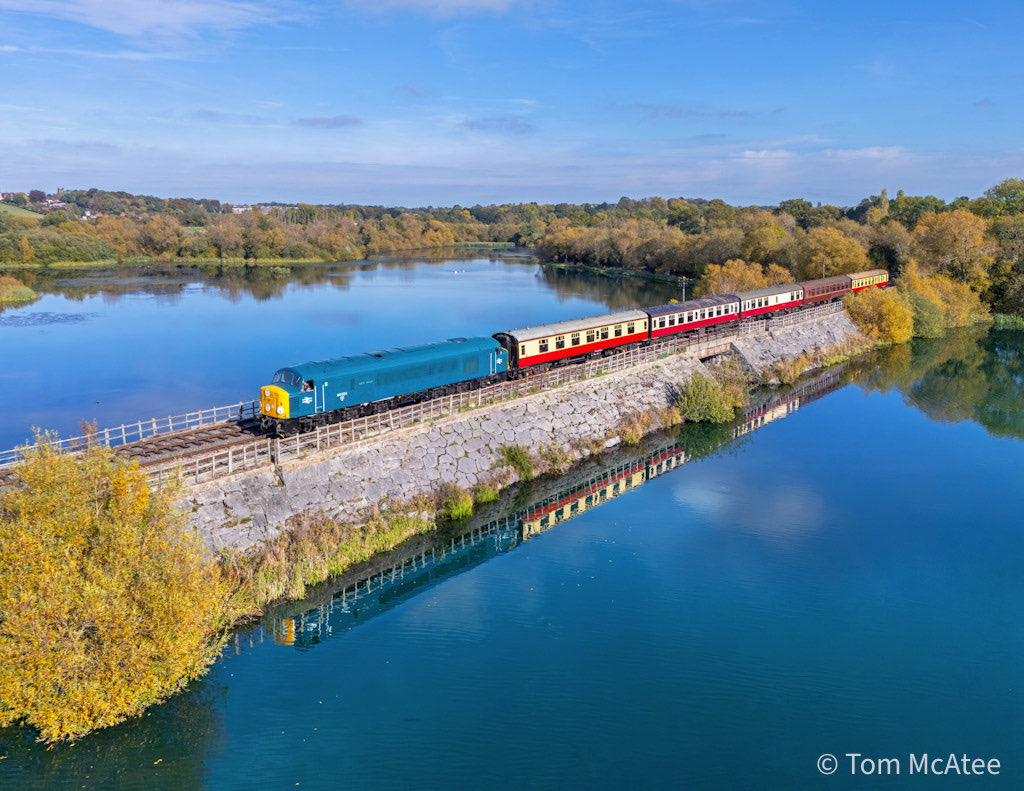 McateeTom's tweet image. 44004 'Great Gable' makes a lovely sight yesterday crossing Butterley Reservoir with the 12.51 Riddings to Hammersmith service 11th Oct 2025. 📸 ☀️

⭐️ Prints available ➡️🏞️🚂 railwayartprintshop.etsy.com/uk/listing/438…

#class44 #britishrail #ukrailscene #autumn #autumnleaves #photography #railways