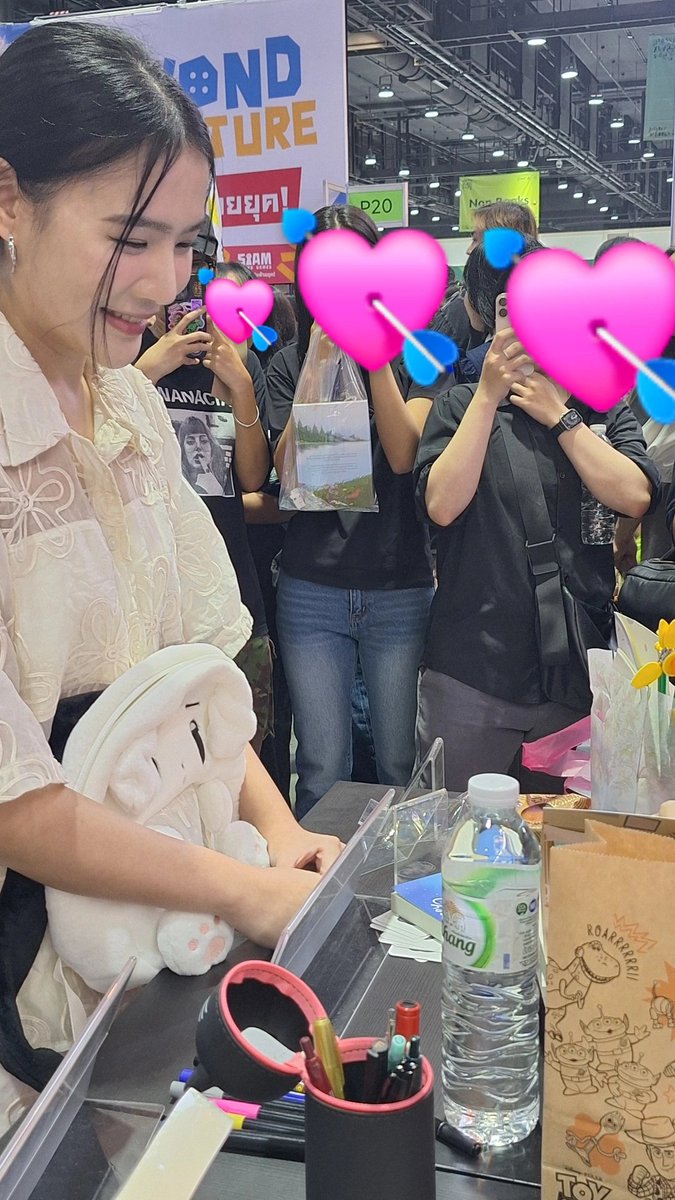 ydweclimbtofall's tweet image. คุณพันดาวมาหาพี่นักเขียน แถมปั้นเซรามิคมาให้ด้วย 🥺🥺🥺💘🤏🏼 เป็นพี่เพียวโดยสมบูรณ์จริงๆค่ะ