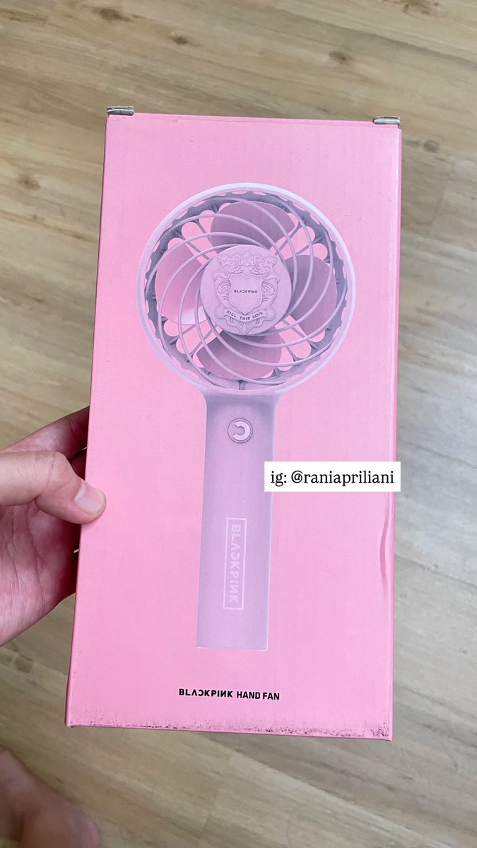 raniyays's tweet photo. HANDFAN BLACKPINK OFFICIAL MERCH
JUAL: 125K
(jual murah karena agak lengket di bagian pegangannya karena cuma 1x dipakai ajah pas konser BP di GBK)
Bisa dibersihkan ya🥰
Harga beli : 600rb
(Gak dapat baterai ya) https://t.co/ZBnT8ZpQ6V
