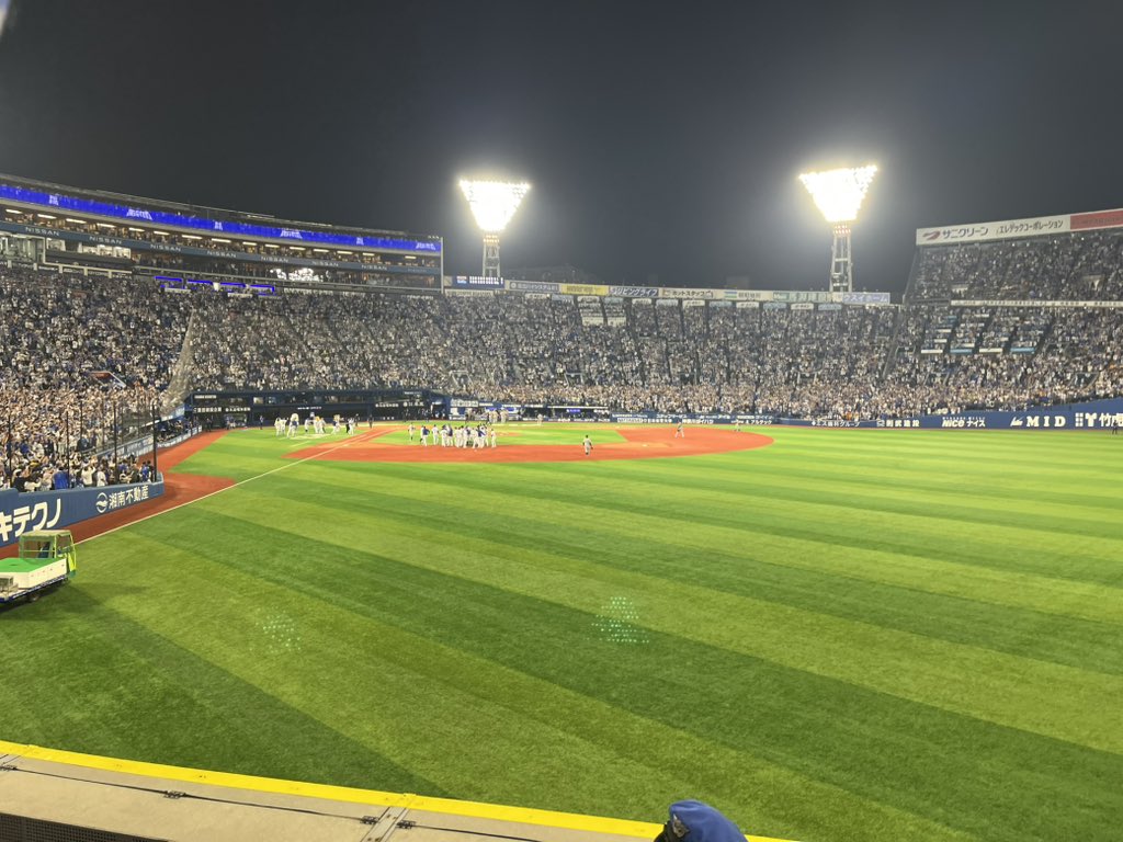 現地より
 ＼横浜優勝／
 ＼CSファイナル進出😭／