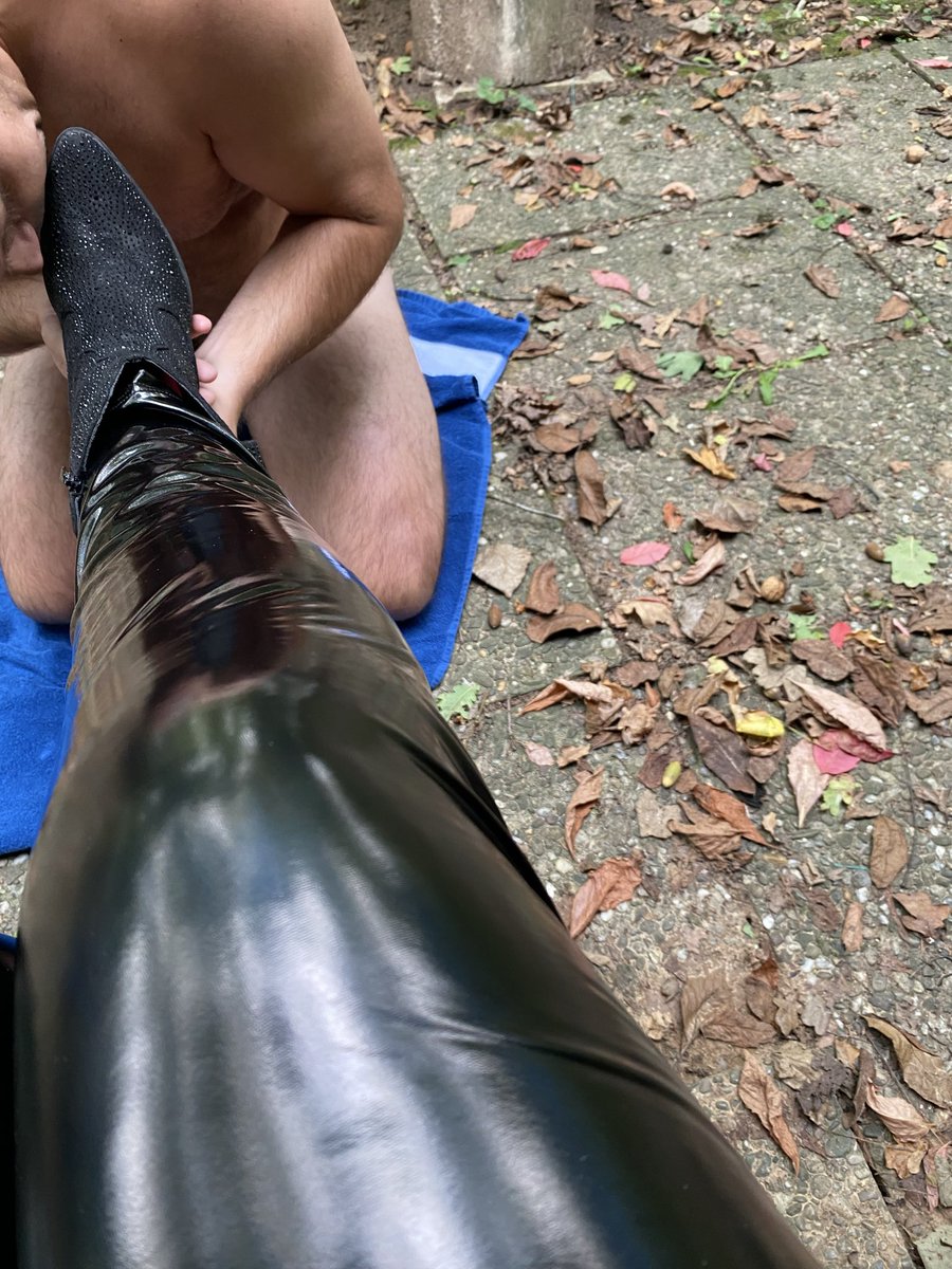 Da unten ist dein Platz. 
Auf den Knien, bereit, ohne Widerworte. Du existierst, um zu dienen, um zu gehorchen, um meinen Willen auszuführen -
wortlos, bedingungslos, selbstverständlich….

Kein Gehorsam ohne Tribut. 
Zeig deinen Wert.
👉 tipfunder.com/deborahsmith08

#FindomControl