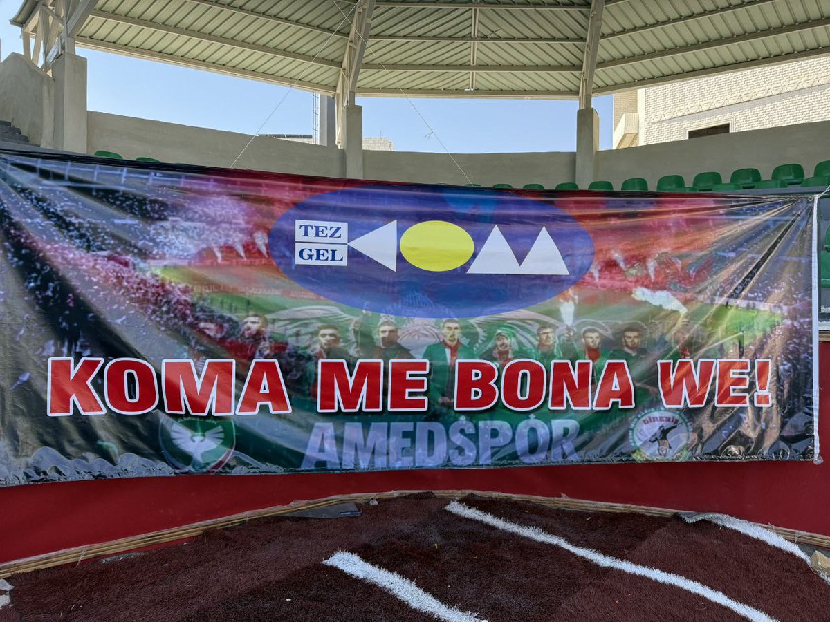 dailyrojava's tweet image. 🛑Kobani Stadyumu&apos;ndan Amed Spor&apos;a selam 

Futbol asla sadece futbol değildir✌️