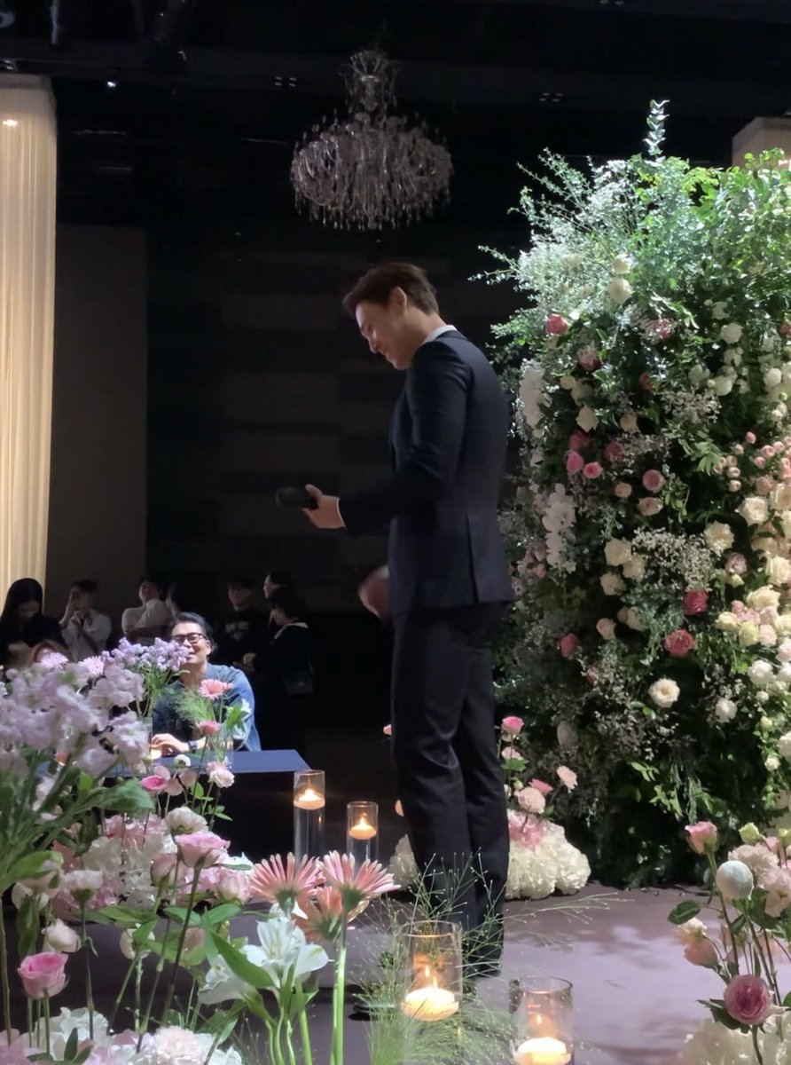 왜 넘의 결혼식에서 화보를 찍아요