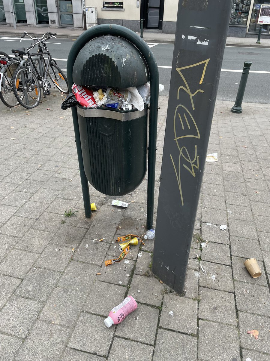 bruxSmellss's tweet image. Un dimanche à Etterbeek. 
Sans commentaires.
Mais quand donc deviendra -t -on une capitale ?
@VincentDeWolf @better_brussels @GeoffroyKensier @BXLeleration @rbc_bhg 
#bruxelles @IxellesP 
#traveladdict