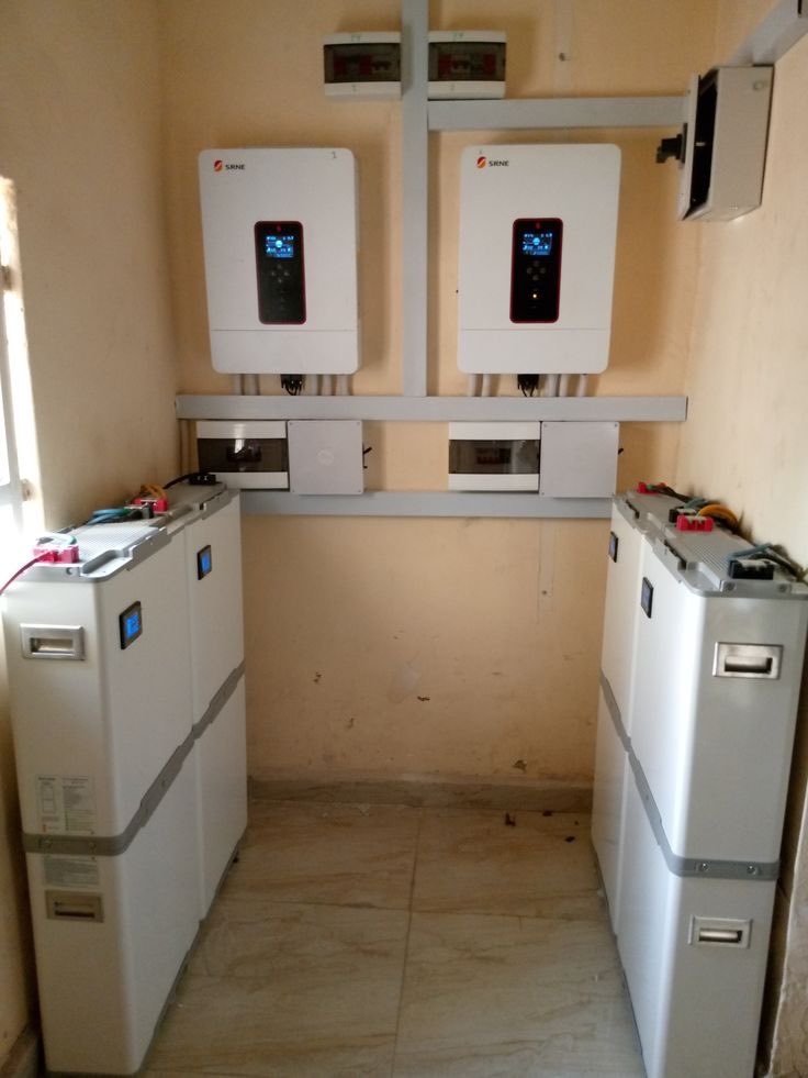BBMOfficial2's tweet image. Yesterday at 4 AM, a fire broke out three blocks from my house due to a solar inverter. Thankfully, we stopped it using car fire extinguishers. The recent Afriland incident was similar. With rising inverter-related explosions, we need urgent awareness & education from engineers.