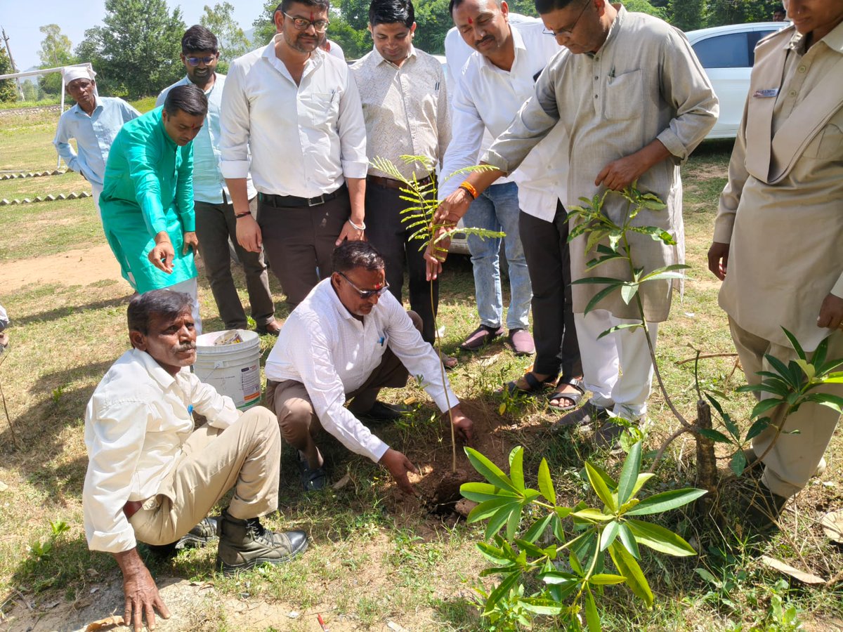 આજરોજ ભિલોડાના કિશનગઢ ગામે મામલતદારશ્રી,તા.વિ.અધિ.શ્રી,સંગઠનના પ્રમુખ,પદાધિકારીઓ,તાલુકાના અધિકારીશ્રી તથા મોટી સંખ્યામાં ગ્રામજનોની ઉપસ્થિતિમાં વિકાસ સપ્તાહ કાર્યક્રમ અને સેવાસેતુ યોજવામાં આવ્યો. <a href="/CMOGuj/">CMO Gujarat</a>