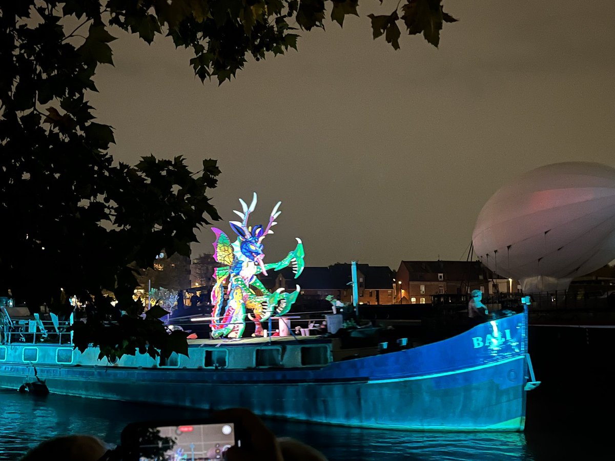 La fête de la gare d’eau pour Lomme et Lille hier soir. Merci à Transport Culturel Fluvial et tous les bénévoles , nos agents pour ce spectacle !🤩🙌🙌🙌 Le week-end continue sur la gare d’eau et au parc Rosa bonheur . <a href="/Ardeslandes/">Arnaud Deslandes</a> <a href="/DelphineBlas/">Delphine Blas</a> <a href="/standendievel1/">Stanislas Dendievel</a> <a href="/Lille_en_commun/">Lille en commun</a>