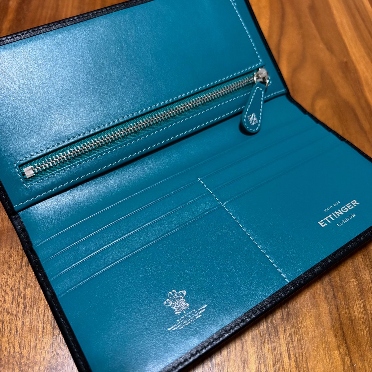 petrol00's tweet photo. 落とした財布に泣かないで。
というわけで財布を新調しました。新調といっても、なくしたのとまったく同じ財布なのですけどね。
エッティンガーは安くはないけど、値段に対して納得できる品質とデザイン。英国王室御用達というのもなんかよい。
#財布 #サイフ #エッティンガー #wallet #ettinger https://t.co/nSwuDXjEkY