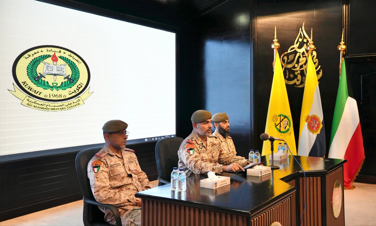 KuwaitArmyGHQ's tweet photo. إفتتح آمر كلية علي الصباح العسكرية العميد الركن عبدالله أحمد التركيت دورة الطلبة الضباط 51 ، معلناً بداية الموسم التدريبي لهذه الدفعة ، وقد وجه لأبنائه الطلبة الضباط بهذه المناسبة كلمة إرشادية في بداية حياتهم الدراسية بالكلية ، داعياً إياهم فيها إلى الإستفادة من مختلف العلوم النظرية والعملية ال��ي سوف يتلقونها خلال فترة دراستهم , سائلاً اللّٰه عز وجل لهم التوفيق والنجاح لخدمة هذا الوطن المعطاء.

#الجيش_الكويني
#كلية_علي_الصباح_العسكرية
