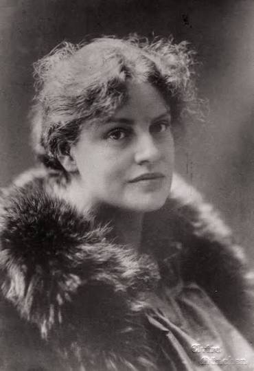 Lou Andreas-Salomé  (1861-1937), fue una escritora y psicoanalista rusa, fue la primera mujer en formar parte del círculo íntimo de Freud y una de las figuras más enigmáticas del movimiento psicoanalítico.
