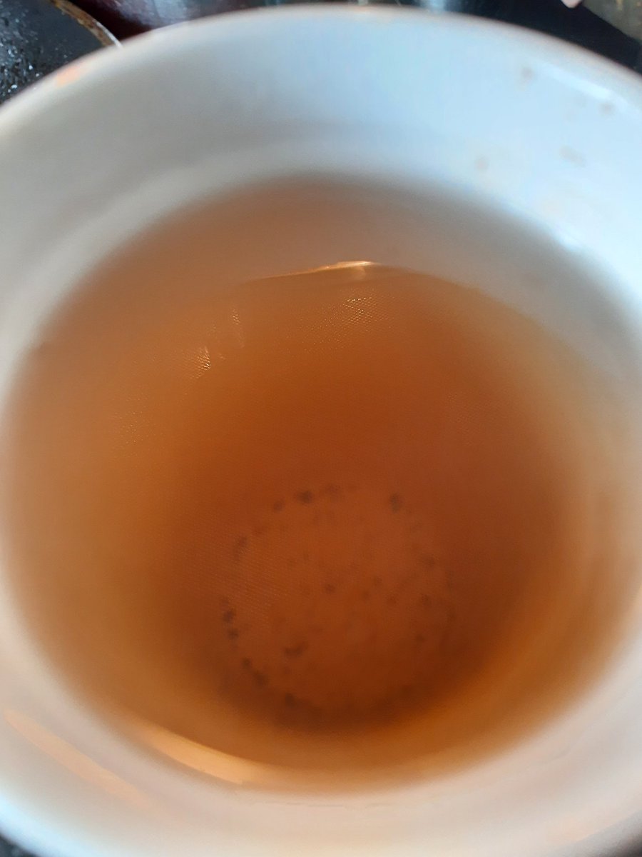 mdeHummelchen's tweet photo. Jetzt in der Tasse Jamine Dragon Phoenix Pearl Bio.
Die Teeblätter werden händisch zu kleinen Perlen gerollt&mit beigemengten frischen Jasminblüten aromatisiert,die nachher auch wieder aussortiert werden,was auch den Preis erklärt #Teeliebe https://t.co/panyXbOO01