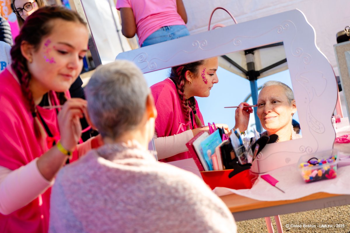 [EN IMAGES] Ce dimanche 12 octobre, 𝑳𝒆𝒔 𝑭𝒐𝒖𝒍𝒆́𝒆𝒔 𝑹𝒐𝒔𝒆𝒔 53 ont rassemblé des milliers de participants à #Laval pour courir, marcher et danser, tous unis pour soutenir la lutte contre le cancer du sein. #octobrerose🎀