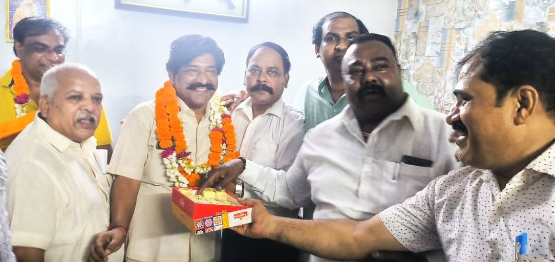 दिल्ली नगर निगम समस्त कोर कमेटी द्वारा भी मुझे मुख्य संरक्षक बनाने पर कमेटी के सभी सम्मानित साथियों का धन्यवाद करता हूं 
लड़ेंगे जीतेंगे 💪💪 
<a href="/ArvindKejriwal/">Arvind Kejriwal</a> <a href="/SanjayAzadSln/">Sanjay Singh AAP</a> <a href="/ipathak25/">Durgesh Pathak</a> <a href="/AtishiAAP/">Atishi</a>  <a href="/AapKaGopalRai/">Gopal Rai</a> <a href="/AnkushNarang_/">Ankush Narang</a> <a href="/AamAadmiParty/">AAP</a> <a href="/AAPDelhi/">Aam Aadmi Party Delhi</a>