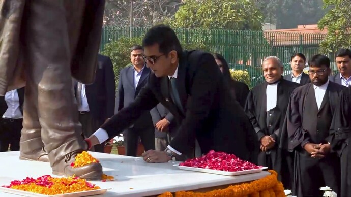 Profdilipmandal's tweet image. मध्य प्रदेश में बीजेपी ने 29 में 29 लोकसभा सीटें जीती हैं. वहां का सामाजिक-राजनीतिक संतुलन बिगाड़ने के लिए एक कांग्रेसी वकील आग लगाने में जुटे हैं.

विवाद कहां शुरू हुआ?

चीफ जस्टिस चंद्रचूड़ ने सुप्रीम कोर्ट में बाबा साहब की विशाल मूर्ति लगवाई. फिर सभी हाई कोर्ट में बाबा साहब की…