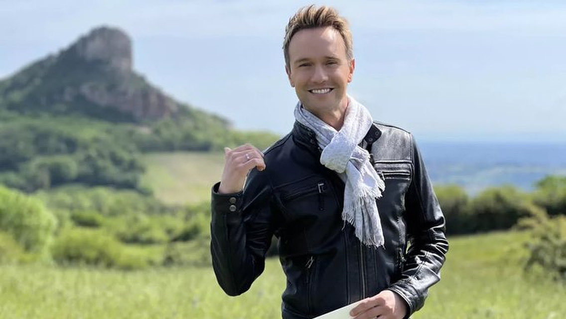 GobinNews's tweet image. LA CARTE AUX TRÉSORS EST DE RETOUR

L’émission de #France3 « #lacarteauxtrésors » revient pour un numéro inédit le 31 octobre à 21h10 animé par Cyril Féraud. Tourné en mai 2023, cet épisode va survoler la Bourgogne du Sud.

#programmestv #audiences #prime #primetime #lcat